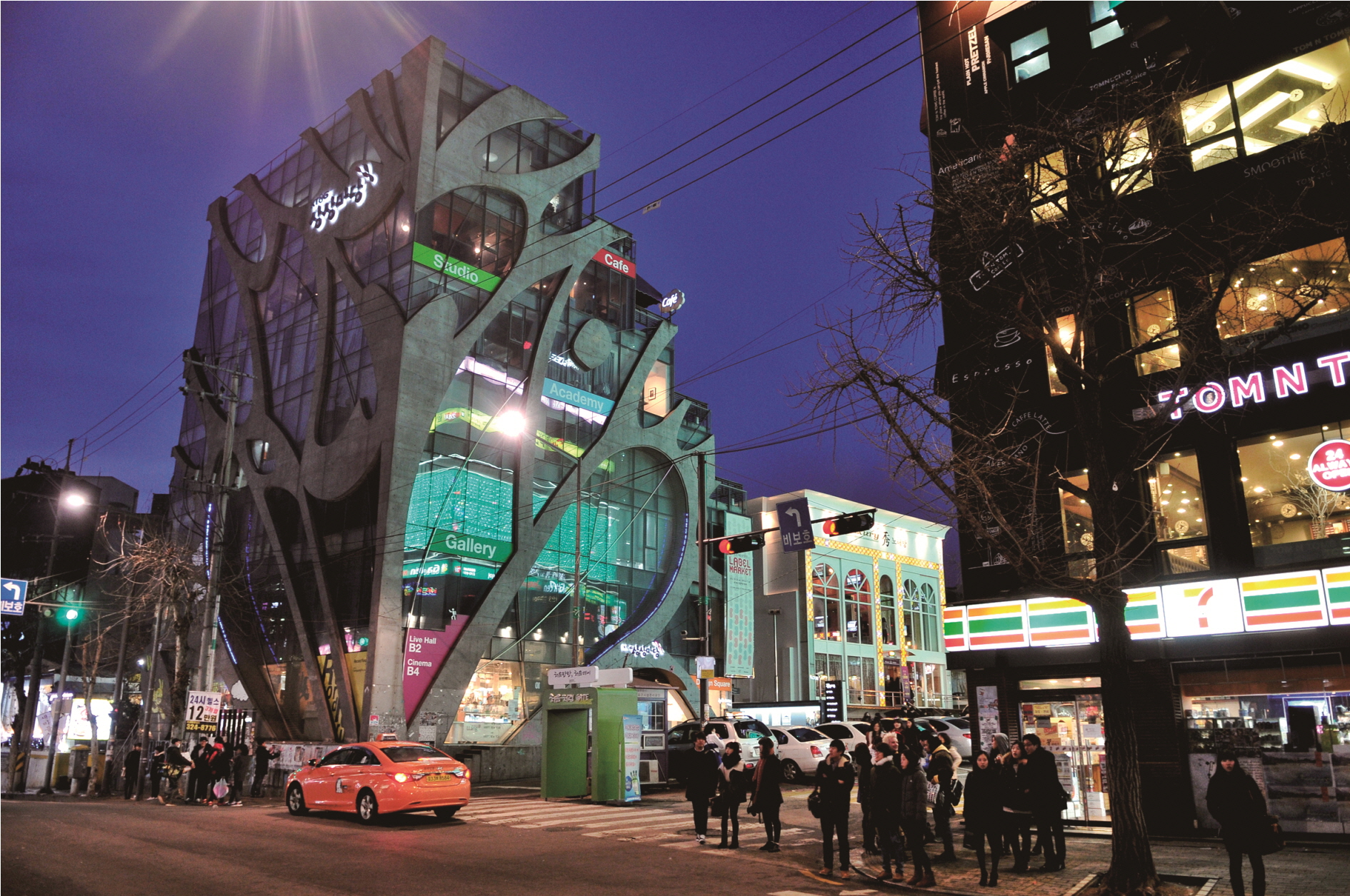 Хондэ сеул. Хонде район в Сеуле. Улица в Сеуле Hongdae. Улица Хондэ в Сеуле.